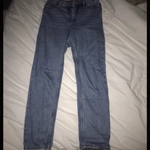 Mom jeans Monki i färgen country blue - Blå mom jeans i storlek 25 alltså i ett inte så stretchigt material. Köptes för ett år sedan och använts en gång sedan dess. Skick är jättebra men sitter som sagt tajt. Originalpris är 400kr . 