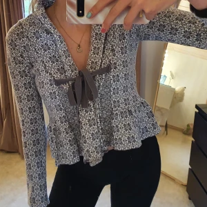 Odd Molly inspirerad kofta - Kofta från Chelsea. Frakt 66kr