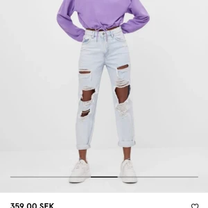 Bershka - Säljer dessa slutsålda bershka jeansen i storlek 32, skit snygga och sitter som en smäck, men vill tyvärr ha en mer baggy look. Färgen är ljusblå. Frakt ingår i priset