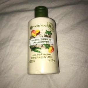 Body lotion  - Hej! Jag säljer min body lotion som luktar otroligt gott, men jag använder inte den han testat 1 gång så den är typ helt full, du står för frakt💕 nypris: 100kr