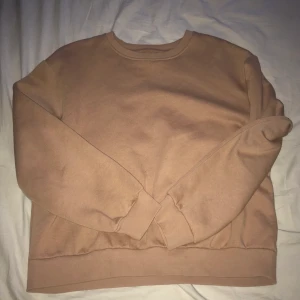 Sweatshirt - Hej! Jag säljer min mysiga sweatshirt pga den kommer aldrig till användning, fint skick, du står för frakt💕 nypris: 249kr 