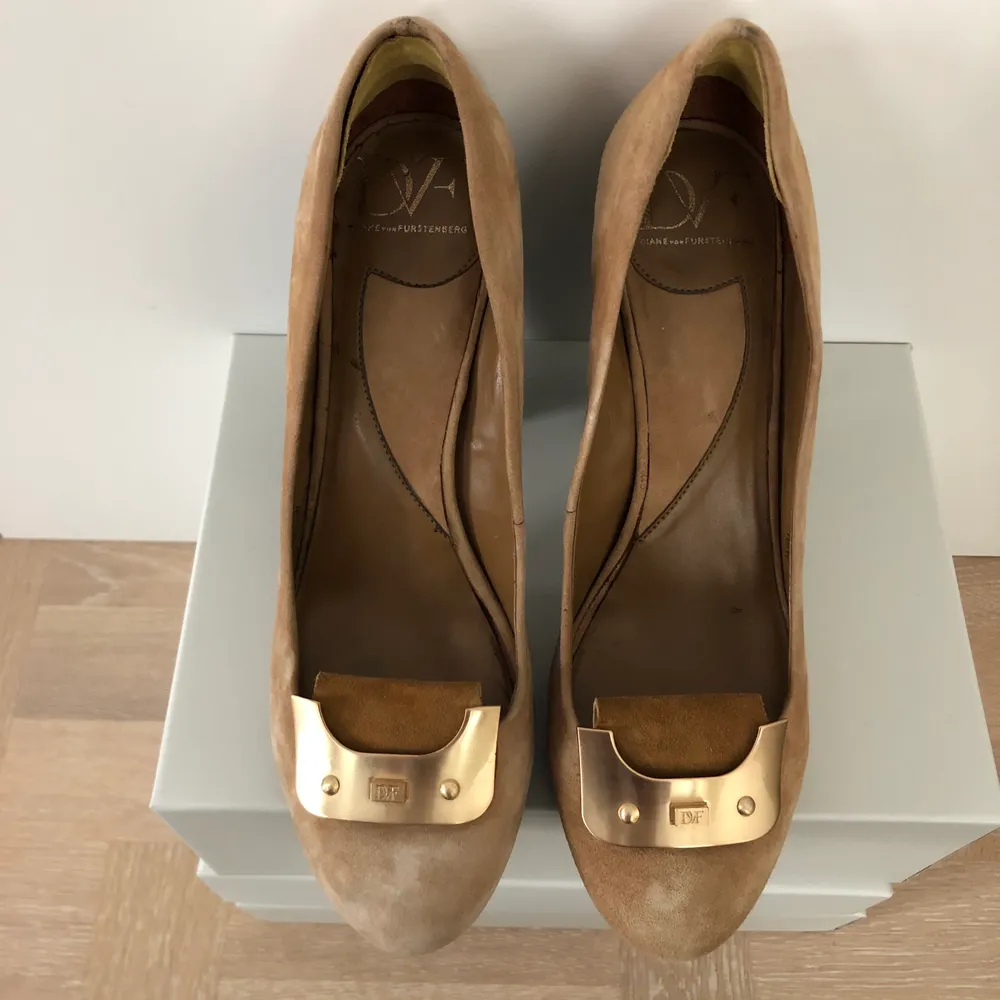 Diane von Furstenberg high heels, nude color with golden decoration. Looks great at the office or night out.. Skor.