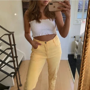 Mom jeans - Gula mom jeans i mycket stretchigt och skönt material. Storlek 38 men stretchiga som sagt. Jag är 165 cm och de går ner till anklarna på mig💛💛💛