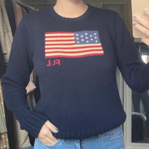 Ralph Lauren stickad - Säljer min älskade Ralph Lauren tröja då den mest blivit liggandes. Storlek M men passar även S. Använd ca 6-7 gånger. Nypris 1899kr. Är i nyskick🦋 skriv i dm vid intresse eller frågor💗