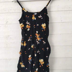 Blommig playsuit i storlek 38  - En playsuit jag köpte förra sommaren från hm. Den är i storlek 38. Köparen står för frakten.💛