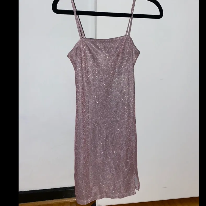 Säljer denna glittriga, korta klänningen med tight passform som är slutsåld i H&M, oanvänd med prislapp kvar. Skickar fler bilder ifall det önskas! Ifall fler vill ha så är det bud som gäller.  Köparen står för frakten 🥰❤️. Klänningar.