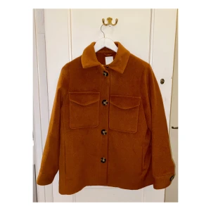 Varm höstjacka - En sååå fin jacka som bara inte är min stil längre! Den är riktigt varm och skön, går att använda på vintern också. Knappt använd.