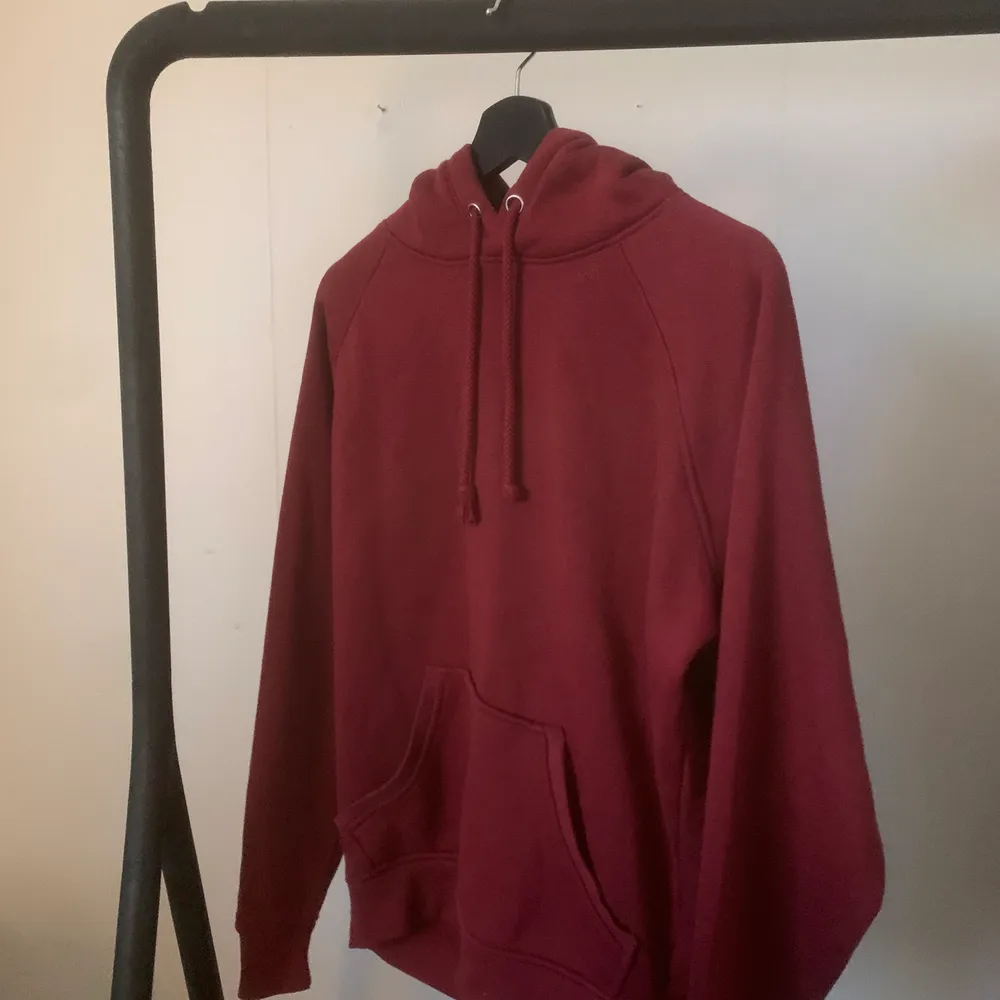 enkel vinröd hoodie från bikbok, fint skick! 💜 oversized. Hoodies.