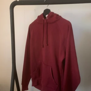 vinröd hoodie från bikbok - enkel vinröd hoodie från bikbok, fint skick! 💜 oversized