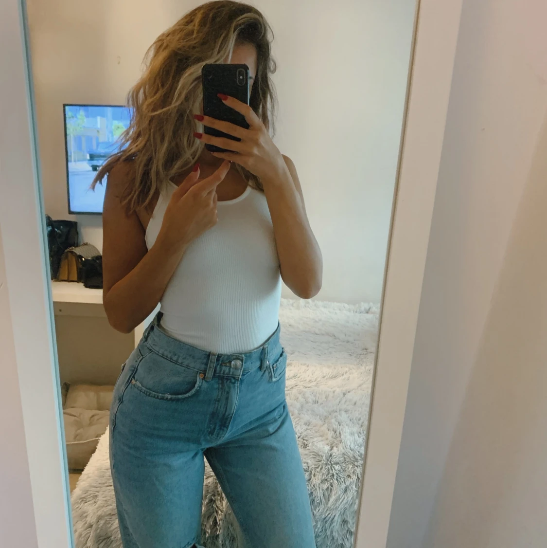 Vit body med djup rygg 