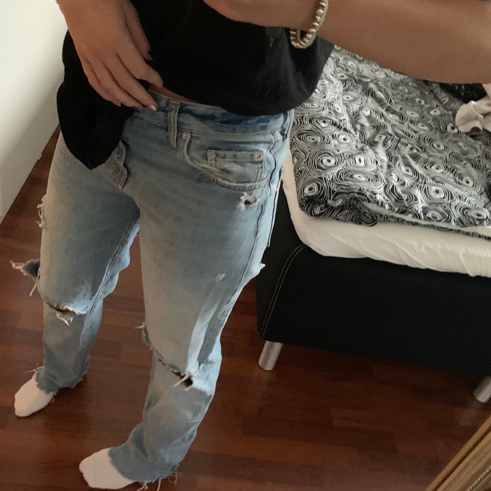 Skitsnygga populära jeans från Zara, dom är i storlek 38 och jag är ca 170 lång, kan mötas i stockholm eller frakta😄. Jeans & Byxor.