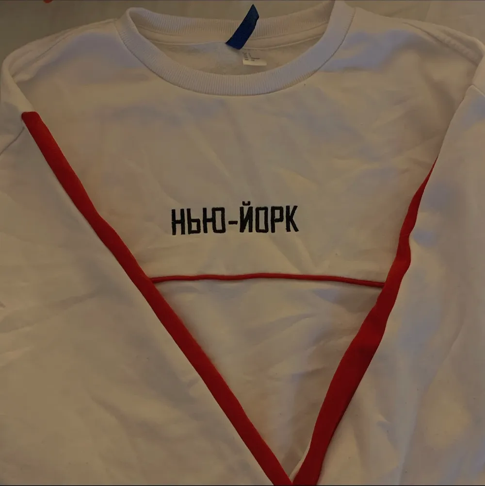Söt tröja från hm, står new york på kinesiska. 100kr + frakt❣️. Hoodies.