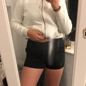 Svarta shorts - Svarta silkes shorts🖤 köpte dom på Ullared för något år sen och har inte använts jätte mycket på grund av att dom va för små, frakt 30kr 