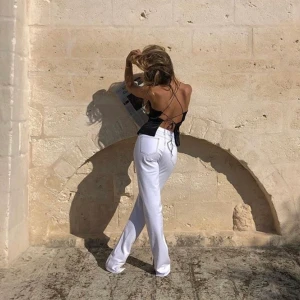 Hanna Schönberg x Na-kd topp - Fin svart topp i silkesmaterial och detaljerad rygg från Hanna Schönbergs kollektion för Na-kd. Helt slutsåld på hemsidan, säljer i storlek 34. Bild 3 visar hur den ser ut i fram samt visar materialet bättre. Säljer pga att jag inte får användning för den. Skriv till mig privat om du är intresserad, köparen står för frakten ✨🥺