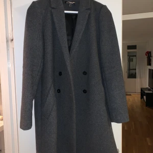 Höst/vår kappa  - Kappa från Zara. Använd ca 5 gånger. Är i storlek M. Har fickor och jättesnygg passform!
