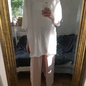 Oversize T-Shirt från Weekday - Stor Oversized tröja från Weekday.  Storlek: L Material: 72% modal 28% polyester.  Skick: Lite skrynklig plus fläck baktill. Se bild Hund finns i hemmet men inte på kläderna. Filmar när jag lägger på lådan🥰 frakt ingår!