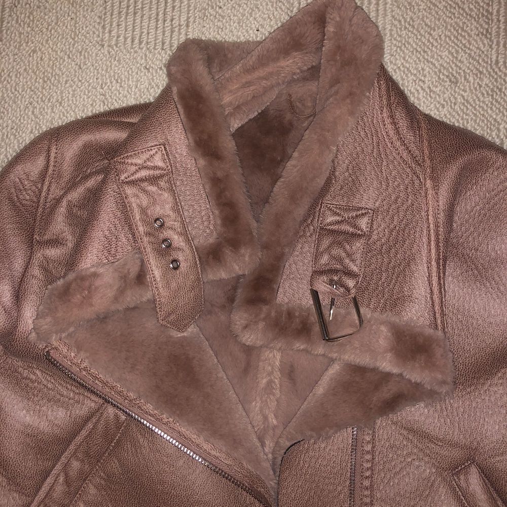 (Sänkt pris!!) Vinterjacka från Zara, pälsen är inte äkta och den täcker hela insidan vilket gör den mysig och varm🐻✨ Färgen är rosa-beige. Startpris: 200 kr. Jackor.