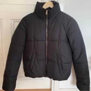 Vinterjacka xs  -  vinterjacka i xs, använd fåtal gånger. Köpt på Nelly förra året. 