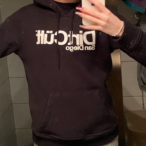 Dirtcült hoodie Storlek: dam L - Säljer nu denna dirtcült hoodie då den inte används och har använts max 5 gånger så den är i nyskick! Den är i storlek L! Köparen står för 55 kr frakt! Ledande bud: 280kr!!! BUDGIVNINGEN SLUTAR IMORN!!