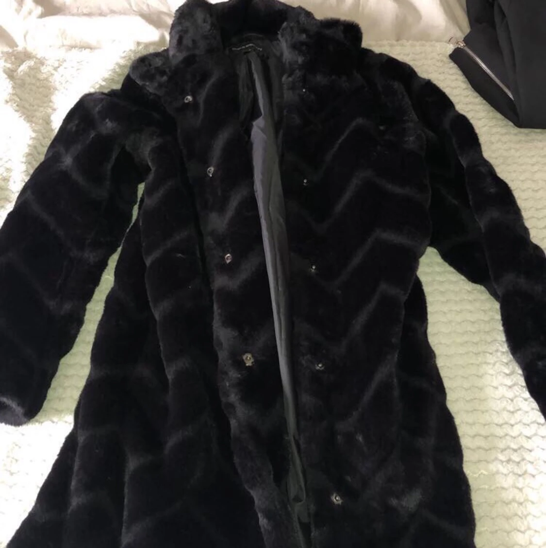 Mysig kappa i fuskpäls - 90