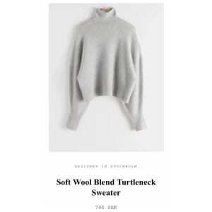 Gråa stickad tjocktröja - En väldigt snygg tröja från &other stories i storlek S men passar även M/L eftersom den är oversized, det beror på hur man vill att den ska sitta. Den är helt ny med lappen kvar! Nypris är 790kr men jag säljer för 350+60kr frakt. Hör av er om ni är intresserade eller har några frågor🌸