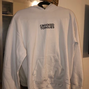 Godiset från crooked tongues  - Skitnöjd Hoodie från crooked tongues!