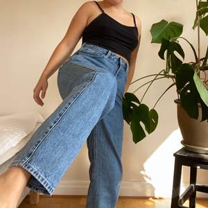 Säljer ett par knappt använda Weekday jeans i modellen Rowe färg Sky blue💙 Älskar dessa men de är tyvärr för stora för mig i midjan! Om någon har samma modell så byter jag gärna till 28/30. Annars säljer jag dom! Möts upp i Malmö eller fri frakt!