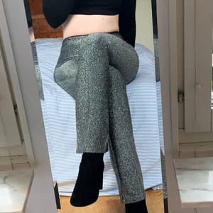 glittriga kostymbyxor från zara 🪐 - Ett par glittriga kostymbyxor som är endast användt en gång. Bra längd för mig som är 160cm lång, perfekt med en liten klack 🖤 Priset går alltid att diskutera!!