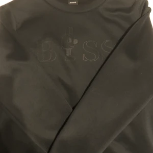 Hugo boss - Snygg & stilren Hugo boss tröja! Använd 1 gång. Från damavdelningen men passar båda ! Nypris :1900. Vid snabb affär kan jag gå ner i pris! Frakt står du för själv! 