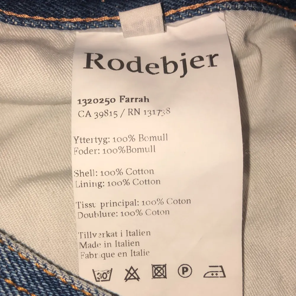Tja, min flickvän vill gärna sälja sina Rodebjer jeans Modell Farrah storlek 28. Lagom använd, i cirka 6 månader. Orginal priset ligger på 1300 kr . Jeans & Byxor.