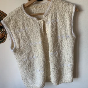 Stickad väst - Skön stickad väst. Passar XS-L beroende på hur man vill att den ska passa. 100kr + frakt:)