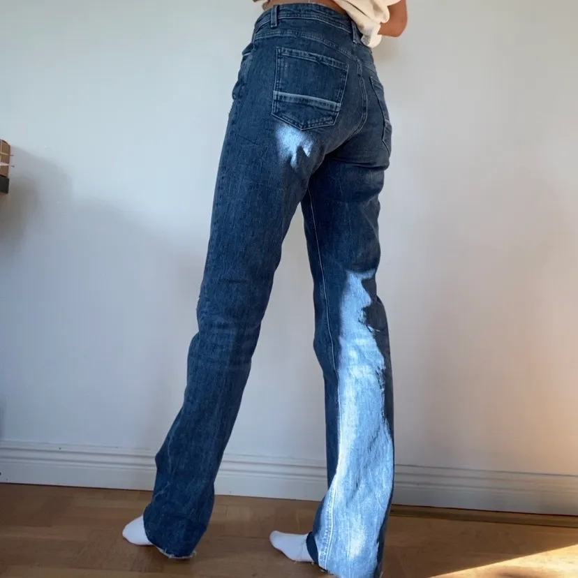 Säljer dessa jättesnygga jeans, snygg blå färg med lite slitningar och raka ben. Helt oanvända, lappar sitter kvar. Långa på mig som är 172, även lite stora i midjan. Storlek 29/34 och jag brukar ha 27 (28 för få oversize) i midjan. Orginalpris: 499 kr. Köparen står för frakten!💫. Farkut & Housut.