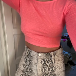 rosa topp - Säljer denna fina neon-rosa långärmade croppade topp från H&M. Den är i storlek S.