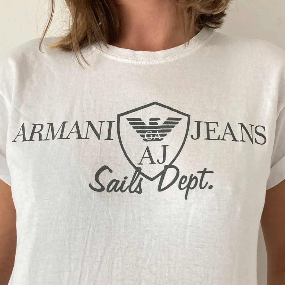 T-shirt köpt second hand med Armani-logga (skulle inte tro att den är äkta) 💕 Köparen står för frakten . T-shirts.