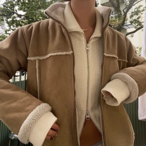 Höstjacka st S - Säljer denna superfina höstjackan, Ectremt bra skick otroligt skön men kommer tyvärr inte till användning BUDGIVNING: budet ligger på 510. slutar Torsdag kväll