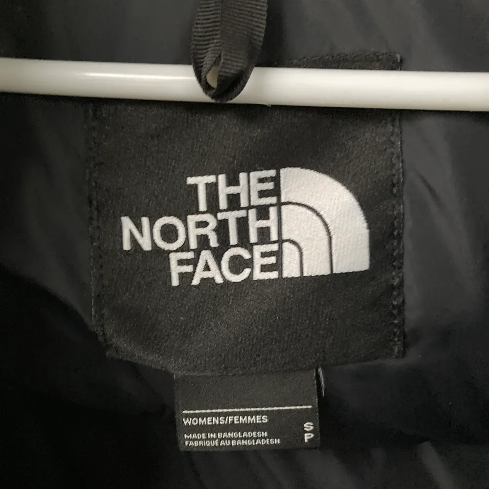 Tjock dunjacka från The north face, storlek S knappt använd förra vintern så väldigt fint skick❄️ köpt för 2500 kr, startpris 1400 kr (frakt tillkommerj 😇  BUDGIVNING i kommentarerna till Fredag🥰. Jackor.