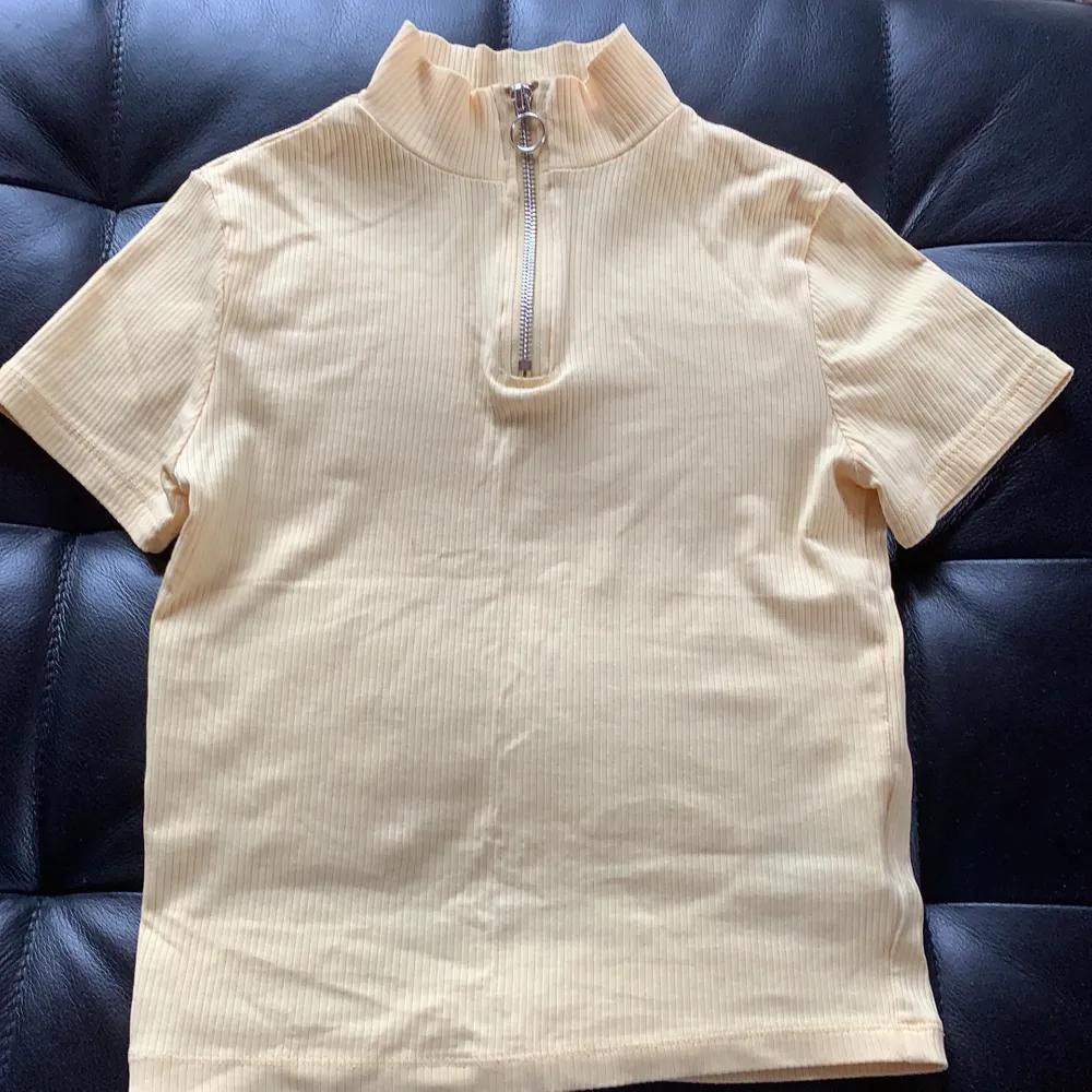 Citrongul tröja med nacke och dragkedja🌼                   Storlek 152 men är stretchig💛                                        30 kr frakt 🚚 . T-shirts.