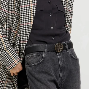 GUESS bälte silver  - Sparsamt använt bälte från GUESS. Två extragjorda hål finns för ännu bättre passform. BUDGIVNING I KOMMENTARERNA från 50 kronor, avslutas söndag (20/9), höj med minst 10kr. Skriv om du undrar något ❤️