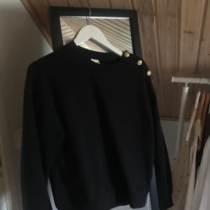 Svart sweatshirt - Svart sweatshirt med guldiga knappar