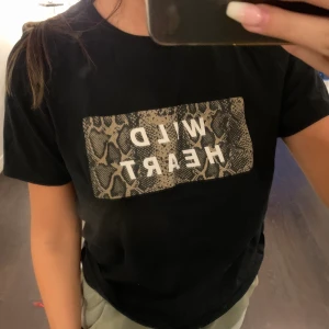 T-shirt  - T shirt strl S funkar även M. Pris 50 kr 