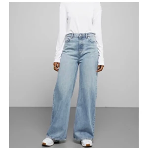 Trendiga jeans - Säljer mina skitsnygga jeans från Weekday i modellen Ace! Storlek 24 ⭐️ Mina favoritjeans men behöver större storlek 🥰🥰 Andra bilden är lånad.