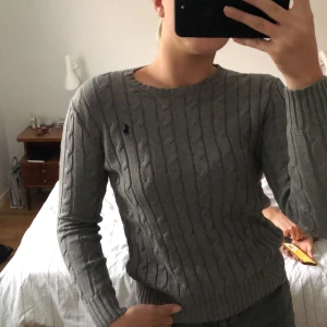 Kabelstickad - Superfin kabelstickad från ralph lauren! Fint skick. Nypris 1200