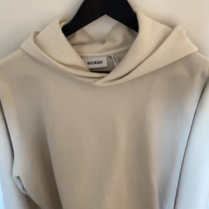 Beige hoodie - Säljer denna jätte fina beigea hoodie från Weekday! Jätte fin med ett skönt material och helt ny! Säljer då jag har liknande hoodies💓💓