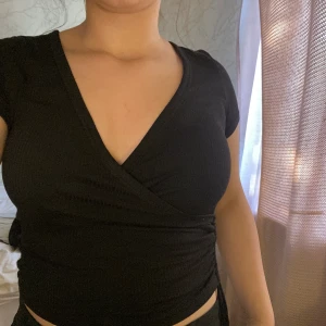 Fashionnova top - Helt ny top, skönt material och nytt skick säljer för 200 ink frakt. Stretchig passar även M