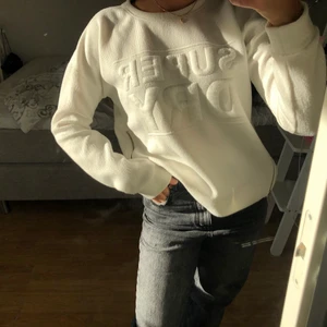 Superdry tröja  - Skit snygg tjocktröja från superdry! Extremt skön och jättesnygg! På sidan har tröjan dragkedjor så man kan välja om man vill ha dem öppna eller stängda som en detalj! Köpt för närmare 600kr. Är i st M men passar mindre storlekar också beronde på hur oversized man vill ha den! Skriv privat om ni vill ha fler eller bättre bilder, kan mötas upp men annars står köparen för frakten💓