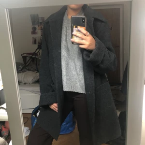 Mörkgrå kappa - Superfin mörkgrå kappa som tyvärr används alldeles för sällan :(( köpt på humana second hand för några år sedan💓💓💓 den är i storlek 40 men skulle säga att den passar även för de som har mindre storlekar beroende på hur man vill att passformen ska vara😇😇