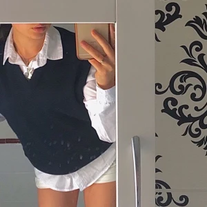 stickad väst - Säljer denna svarta stickade väst då den inte har kommit till användning. Första bilden är lånad men tänker att den ser ut så på! Köpt second hand och har själv aldrig använt den, dock är den fortfarande i bra skick! Buda ifrån 90 kr+frakt  💌 Edit: högsta bud på 200 kr.