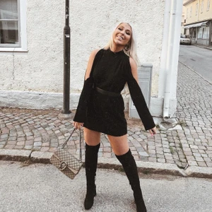 Stickad klänning från Hannalicious x nakd  - Använd ett fåtal gånger och är i mycket bra skick! 