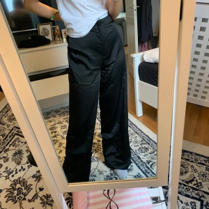  byxor imitation av siden - Byxor från nakd. Storlek 36 men passar även en mindre 38. Väldigt sköna och stilrena. Säljer pga de är för stora