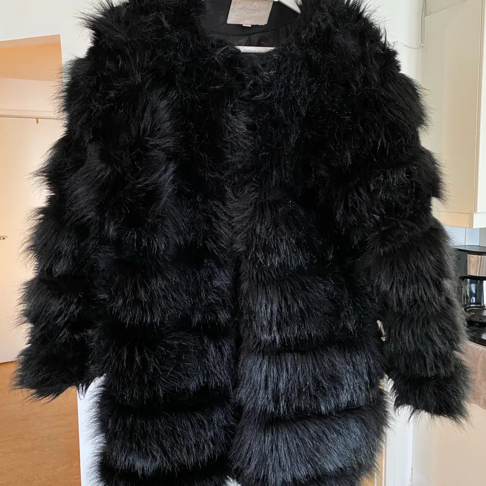 Underbar Faux fur jacka inköpt från Chiquelle. Storlek M, stor i storleken så tycker den passar S-L. Frakt tillkommer på 95 kr (spårbart)🤍. Jackor.